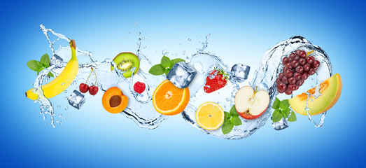 Obraz na płótnie Canvas water splash panorama with various fruits ice cubes and fresh peppermint leafs on blue white background / Wasserspritzer Früchte Obst Welle hintergrund