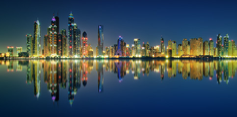 Obraz premium Night panorama reflection of Dubai Marina, Dubai, United Arab Emirates