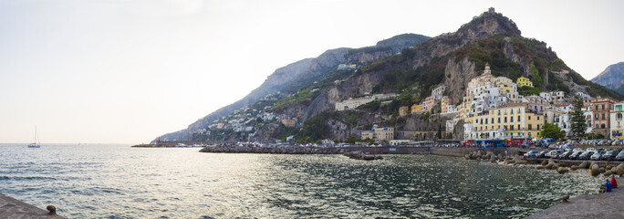 Vista panoramica di Amalfi all'alba. La Costiera amalfitana, che prende nome dal paese, è stata dichiarata dall'Unesco Patrimonio dell'Umanità. Il paese era un' antica repubblica marinara.