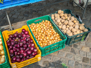 Zwiebeln und Kartoffeln auf dem Markt