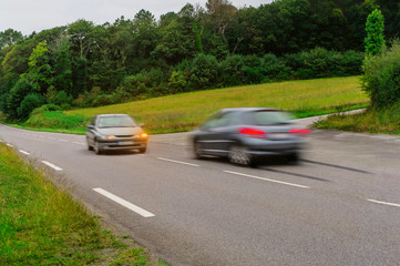 Verkehrsregel rechts vor links Auto beachtet Vorfahrtsregel nicht und macht eine Notbremsung - Traffic rules Right before left car observes priority rule late and makes an emergency brake