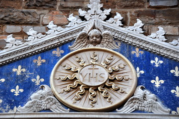 Monogramm Christi über dem Haupteingang zum Palazzo Vecchio