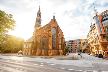 Obraz premium Beautiful cityscape view on the old downtown with saint Catherines church during the sunset in Hamburg city, Germany