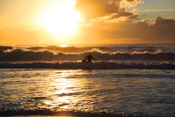 サーファーズパラダイスの夜明けのサーファー