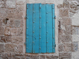Fototapeta na wymiar Fenêtre turquoise sur mur blanc