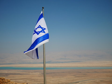 Drapeau isra&eacute;lien et vue sur la mer morte