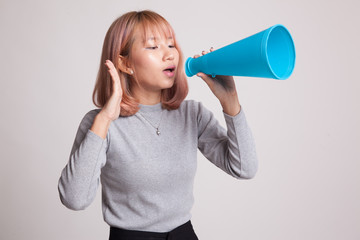 Naklejka premium Beautiful young Asian woman announce with megaphone.