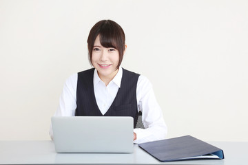 ビジネスウーマン　デスクワーク