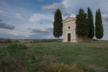Obraz premium The chapel of the Vitaleta Madonna is a small sacred building is located on the top of a hill at Vitaleta on the road from San Quirico d'Orcia to Pienza