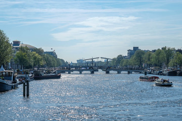 Br&uuml;cken Grachten und Schiffe in Amsterdam