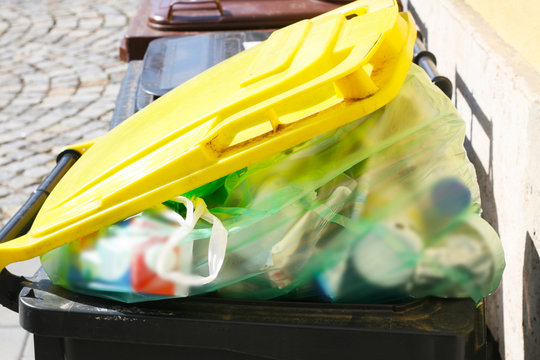 Gr&uuml;ner Punkt, Recyclingsystem, Sammlung  in der gelben Tonne, M&uuml;ll, M&uuml;lltrennung, Recycling, Wiederverwendung, Wertsoffe, Sekund&auml;rrohstoffe, Trennung, Plastik, Verpackungen, Verpackungsm&uuml;ll
