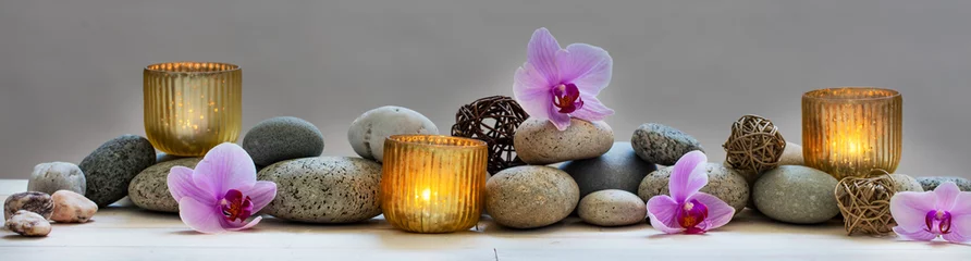 Rolgordijnen concept van welzijn met kiezelstenen, orchideeën en kaarsen, panoramisch © STUDIO GRAND WEB