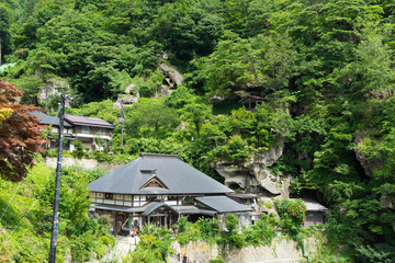 宝珠山立石寺の中性院と山道の風景