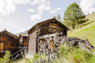Zermatt, Dorf, Findeln, Weiler, Sunnegga, Holzhaus, Holzstall, Arvenholz, Wanderweg, Alpen, Wallis, Wanderweg, Sommer, Schweiz