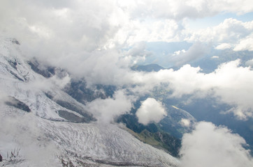 Fototapeta na wymiar Snowy mountains in the alps