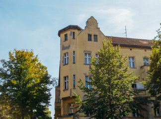 Fototapeta na wymiar old corner building at prenzlauer berg