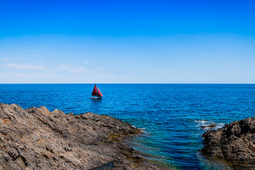 Le voilier sur la mer près de Collioure