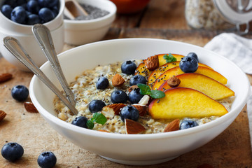 oatmeal with berries and chia seeds
