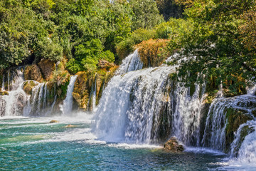 Fototapeta premium Krajobraz naturalny - widok na wodospad w Krka, Chorwacja Park Lake
