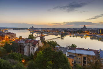 Fototapeta na wymiar View of the Chain Bridge, parliament and St. Stephen's Basilica in Budapest. 