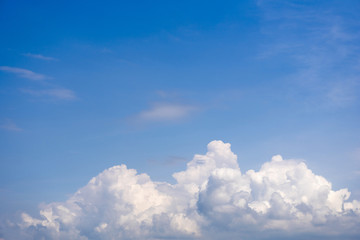 Fototapeta premium Fluffy cumulus clouds on blue sky
