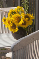Sonneblumenstrauß auf Gartentisch - 170873429