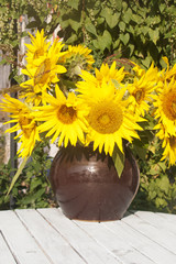 Sonnenblumenstrauß auf Gartentisch - 170873465