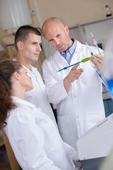 Obraz premium teeneger doing chemistry experiment in science class