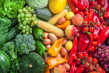 Obst und Gemüse Overhead-Sortiment bunter Hintergrund grün, gelb bis rot