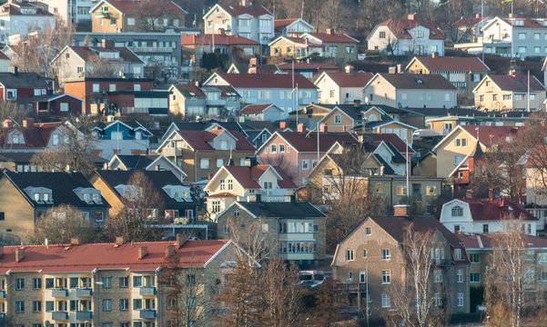 many houses on the hillside of a city