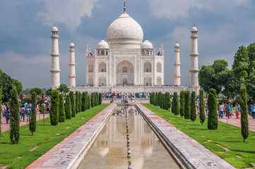 Fototapeta na wymiar Reflections of the Taj Mahal