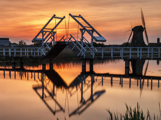 Eine Brücke und eine Windmühle im Sonnenuntergang