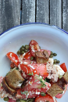 Tomatensalat mit Kapern, Mozzarella, Croutons und Thymian