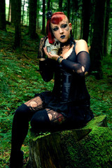 Mystische Frau mit Totenkopf im Wald 