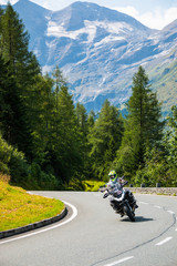 Fototapeta premium Motocykl na wiejskiej drodze do Grossglockner w europejskich Alpach, Austria