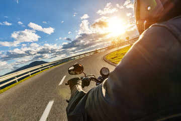 Fototapeta premium Szczegóły kierownicy motocykla. Fotografia plenerowa, krajobraz alpejski