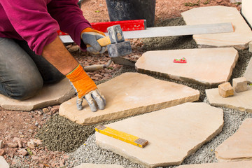 Gartenarchitektur  -  Verlegung von Sandsteinplatten in ein Mörtelbett aus Trasszement und Splitt ...