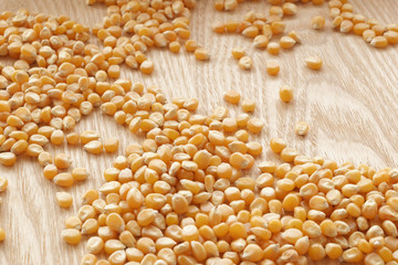 Pop corn corn on table | spread