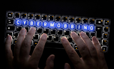 Cybermobbing Tastatur wird von Hacker bedient