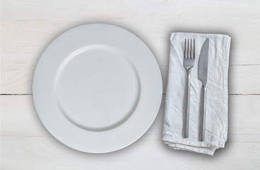 Leerer Teller mit Besteck auf weißem vintage Holz