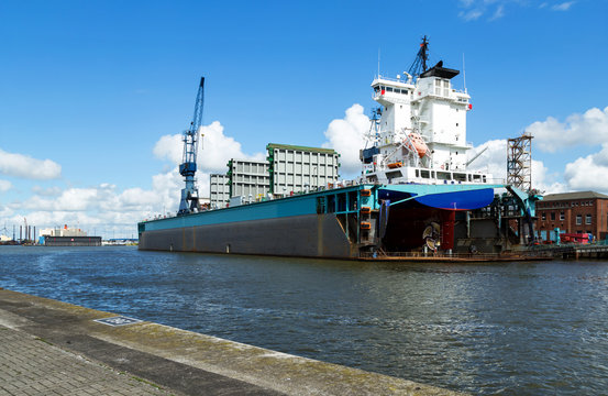 Bremerhaven, Containerschiff liegt im Dock einer Werft