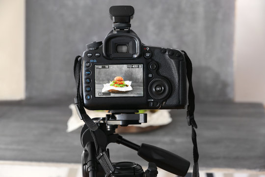 Fototapeta Professional camera on tripod while shooting food