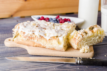 Yeast cake with pudding and rhubarb