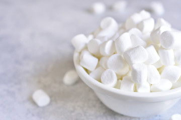 Mini marshmallow in a white bowl.