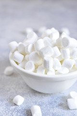 Fototapeta na wymiar Mini marshmallow in a white bowl.