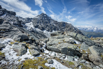 Fototapeta na wymiar un paysage de montagne en altitude avec des rochers et de la neige en premier plan