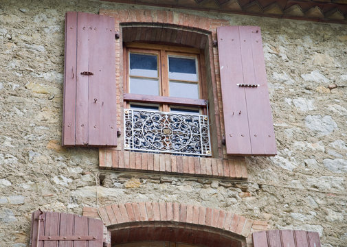 Fen&ecirc;tre avec rambarde sculpt&eacute;e