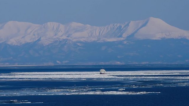 知床連峰と流氷砕氷船おーろら