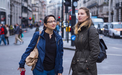 Fototapeta premium Two girls on a sightseeing trip to London