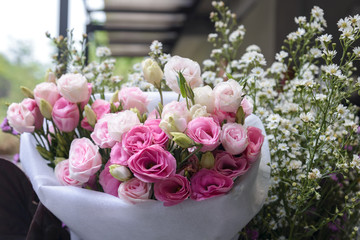 bouquet of pink roses with flower background